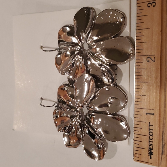 NEW SILVER FLOWER DANGLE EARRINGS #2203-1 - Picture 5 of 6